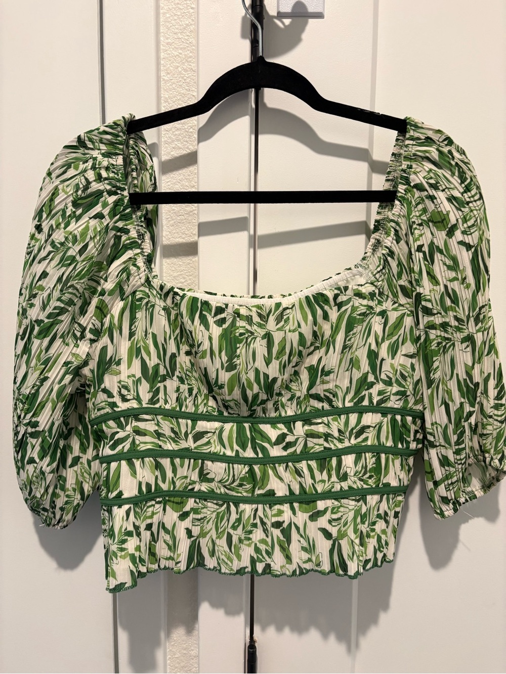 Green Leaf Print Puff-Sleeve Crop Top